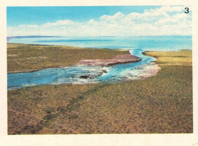Se cree que esta imagen fue tomada en 1973. Es el ingreso del río Neuquén al Lago Los Barreales.