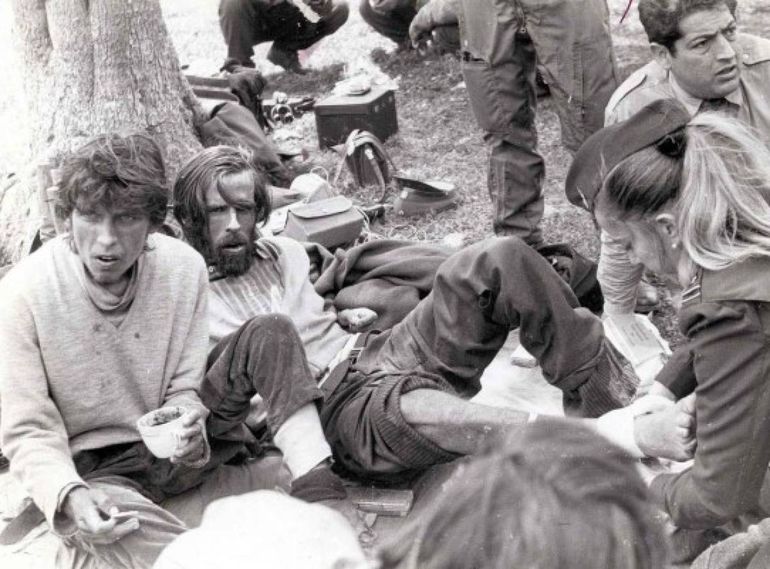 Parrado y Canessa, luego de su travesía, son asistidos por su pésima salud. Parrado y Canessa, luego de su travesía, son asistidos por su pésima salud.