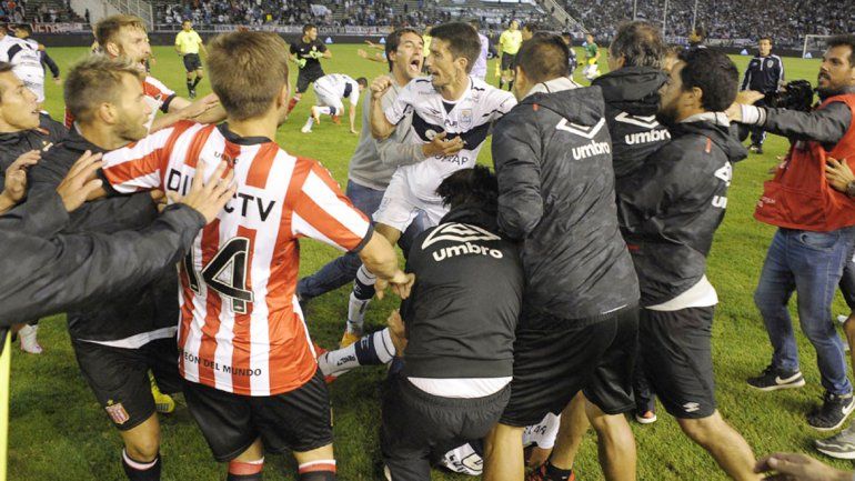 La triste gresca en el último Gimnasia-Estudiantes en la costa.&nbsp;