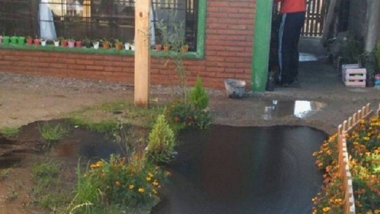 Por la lluvia, se rompió un caño e inundó una casa con petróleo