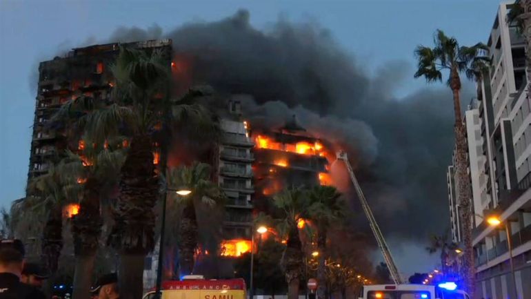 Bomberos lograron rescatar a dos personas que estaban encerradas y acurrucadas en uno de los balcones del edificiol, les lanzaron agua para protegerlos durante más de media hora. Foto: AFP. Bomberos lograron rescatar a dos personas que estaban encerradas y acurrucadas en uno de los balcones del edificiol, les lanzaron agua para protegerlos durante más de media hora. Foto: AFP.