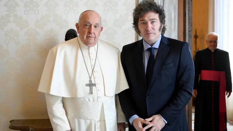 El Papa Francisco y el presidente Javier Milei durante una reunión en el Vaticano. Foto: EFE. | LM Neuquen El Papa Francisco y el presidente Javier Milei durante una reunión en el Vaticano. Foto: EFE.