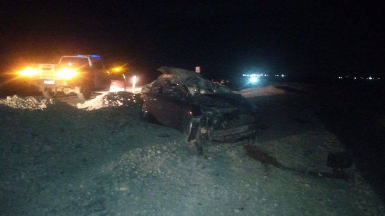 El Toyota quedó totalmente destruido después del vuelco en la Ruta del Petróleo. El Toyota quedó totalmente destruido después del vuelco en la Ruta del Petróleo.
