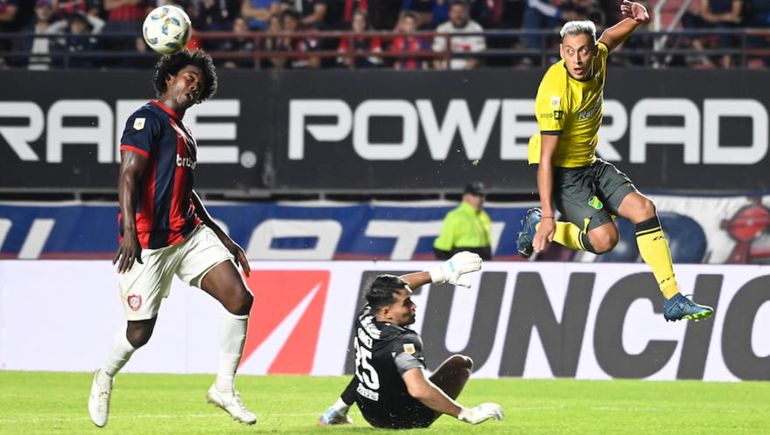 El blooper del arquero de San Lorenzo que se volvió viral (y costó un gol)