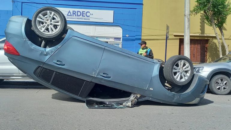 Rawson: así quedó uno de los autos que protagonizaron el insólito accidente.