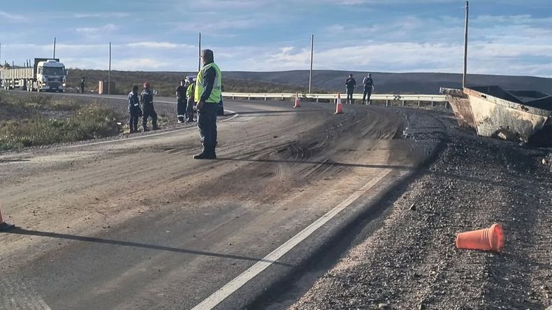 Un camión volcó sobre Ruta 5 contenedores de barro y petróleo. | LM Neuquen Un camión volcó sobre Ruta 5 contenedores de barro y petróleo.