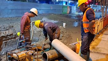 Los trabajos se ejecutan en un caño central para el abastecimiento de distintos barrios. Los trabajos se ejecutan en un caño central para el abastecimiento de distintos barrios.