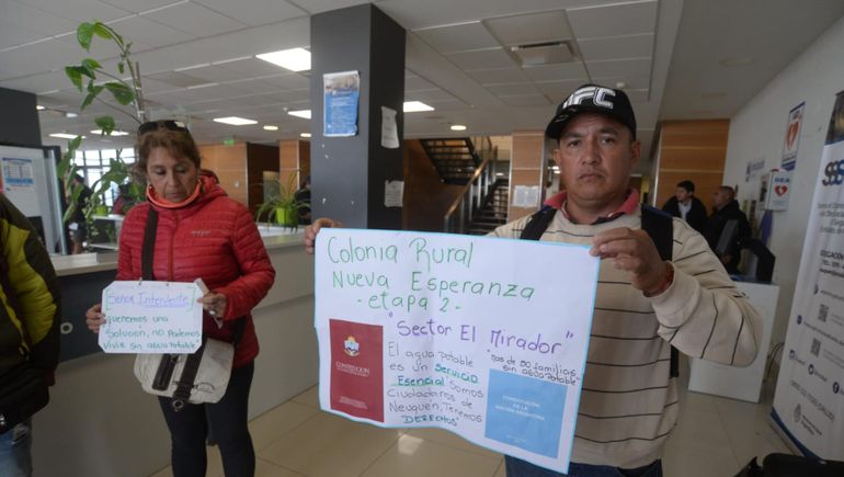 El dilema de no tener agua y no saber a quién reclamar: Centenario se comprometió a resolver el conflicto