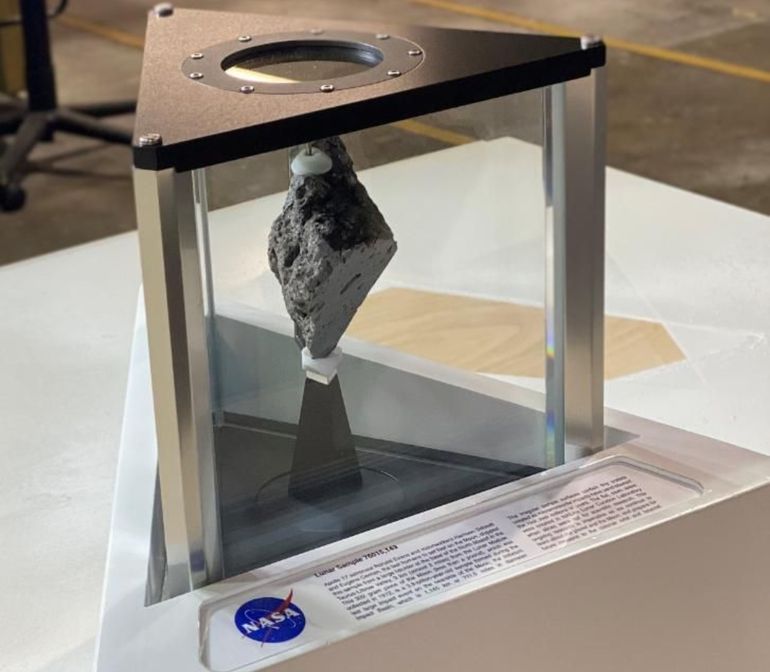 La NASA abre una muestra de la Luna