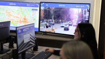 Más de un mes de fotomultas en Neuquén: la esquina donde siguen cruzando en rojo
