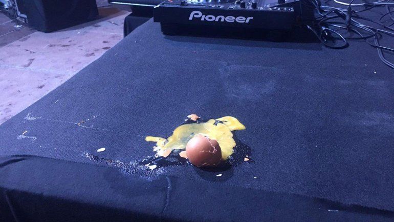 Estrella pop debió abandonar el escenario porque le tiraron huevos