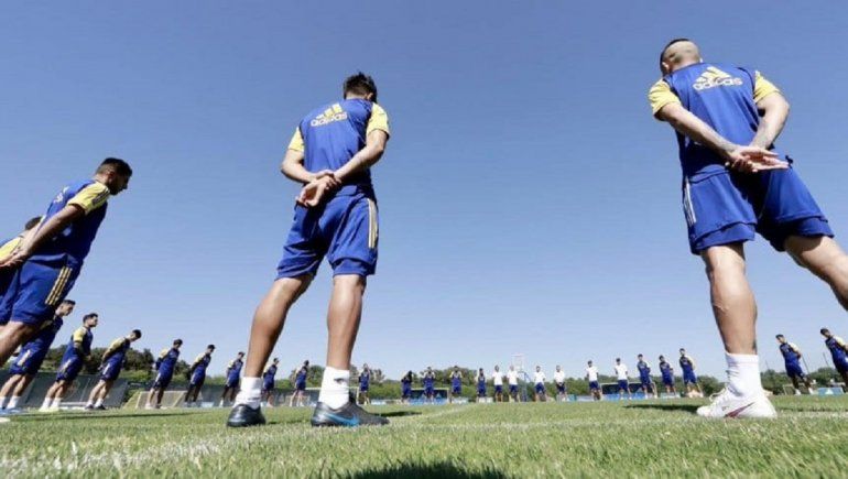 Jugadores de boca durante el minuto de silencio en honor a Diego Armando Maradona antes de empezar el entrenamiento.