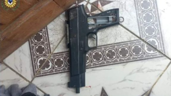 Con un revólver de juguete, un ladrón quiso robar una casa en Comodoro Rivadavia.