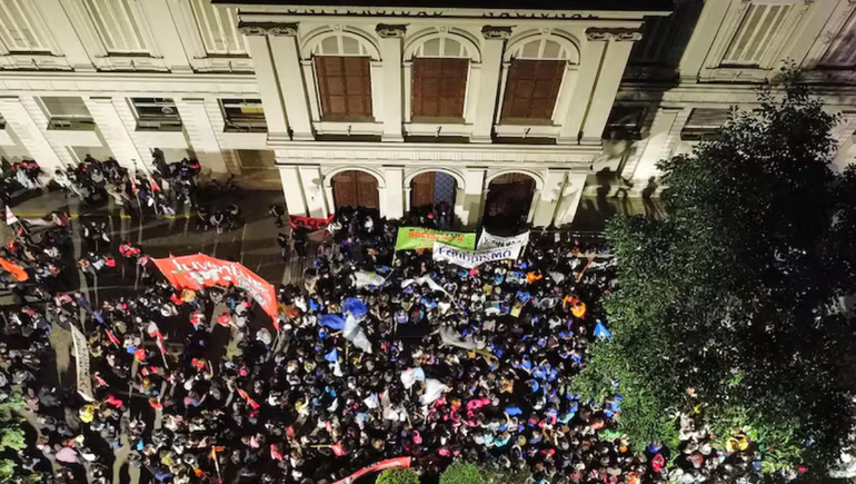 Una de las protestas en el rectorado de la Universidad de La Plata Una de las protestas en el rectorado de la Universidad de La Plata