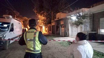 un policia mato a su pareja, quemo la casa y se suicido