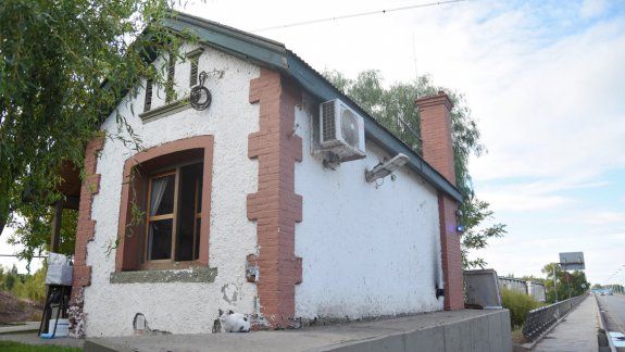 La casita, construida hace 117 años, primero albergó a los ingenieros a cargo de las obras del puente ferroviario y luego a los guardapuentes. La foto chica es de 1990 (gentileza: Elsa Bezerra).