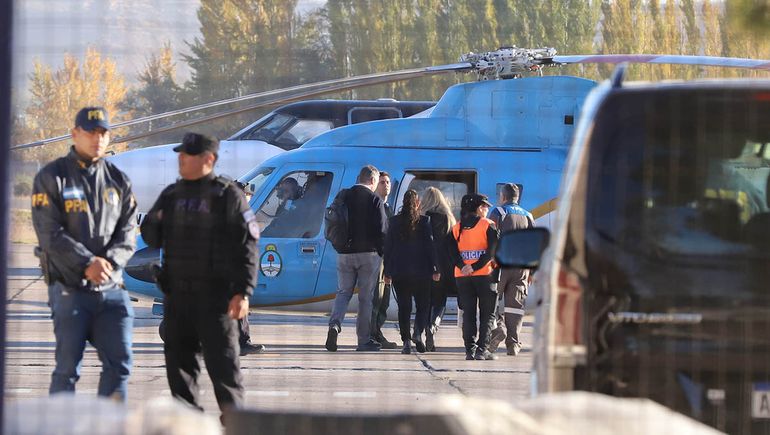 El helicóptero que lleva a Adorni y Karina Milei a Vaca Muerta. El helicóptero que lleva a Adorni y Karina Milei a Vaca Muerta.