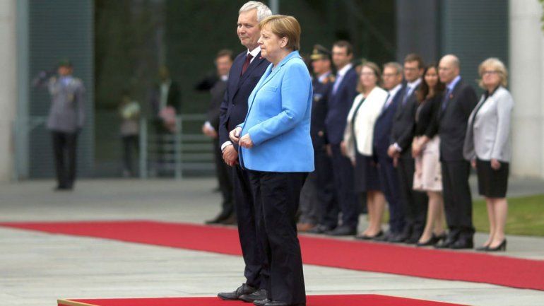 Merkel volvió a temblar en público y su salud preocupa