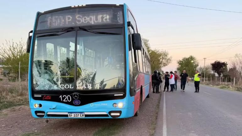 El colectivo involucrado en el accidente quedó estacionado en la calle Lavalle mientras se realizaban las pericias. El colectivo involucrado en el accidente quedó estacionado en la calle Lavalle mientras se realizaban las pericias.