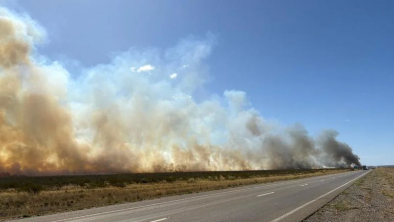 El fuego se inició a unos 25 kilómetros de Puerto Madryn y el tránsito en la ruta 3 estuvo interrumpido de las 23 del miércoles a las 7 de la mañana siguiente.  