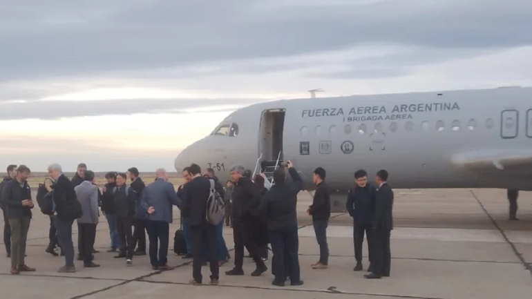 El avión de la Fuerza Aérea aterrizó en Zapala con la comitiva que inspeccionará la estación espacial china. El avión de la Fuerza Aérea aterrizó en Zapala con la comitiva que inspeccionará la estación espacial china.