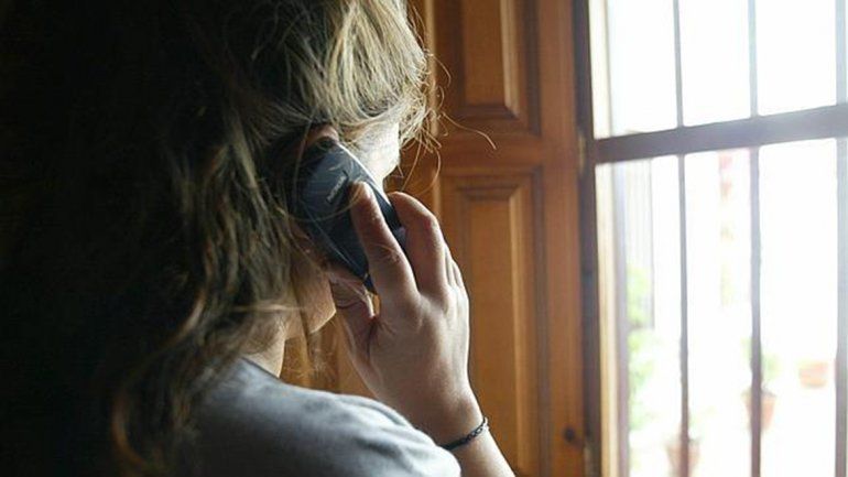 La adolescente llamó al 911 y denunció el ataque contra su madre.