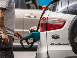 habilitan a que los conductores puedan cargarse nafta ellos mismos en el auto habilitan a que los conductores puedan cargarse nafta ellos mismos en el auto