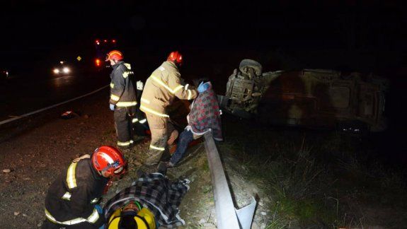 Se despistó en la Ruta 40 y terminó dado vuelta