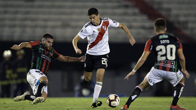 Sin gente y sin goles en el debut del campeón en casa