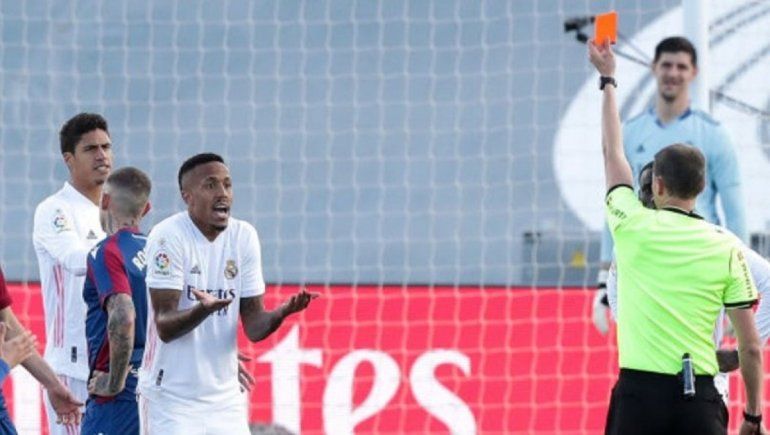 Militao vio la roja directa para el Real Madrid luego de una entrada violenta para cortar un ataque del Levante.