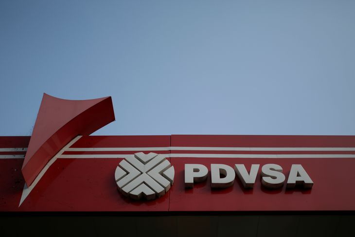 FOTO DE ARCHIVO: El logo corporativo de la petrolera estatal PDVSA se ve en una gasolinera en Caracas, Venezuela 12 de abril de 2017. REUTERS/Marco Bello/Archivo FOTO DE ARCHIVO: El logo corporativo de la petrolera estatal PDVSA se ve en una gasolinera en Caracas, Venezuela 12 de abril de 2017. REUTERS/Marco Bello/Archivo