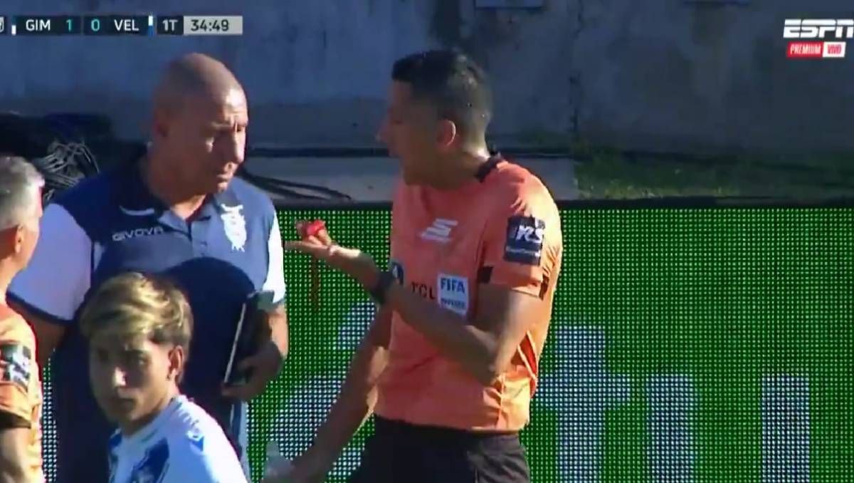 Locura total: un hincha de Gimnasia de La Plata le tiró un martillo a Yael Falcón Pérez desde la tribuna