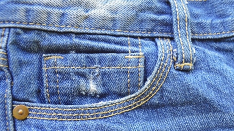 Para qué sirve el bolsillo diminuto de los jeans: esta es la razón de su existencia