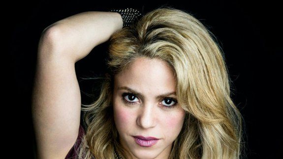 Por problemas en las cuerdas vocales, Shakira tuvo que suspender su gira El Dorado y apagar su voz hasta el año que viene.&nbsp;