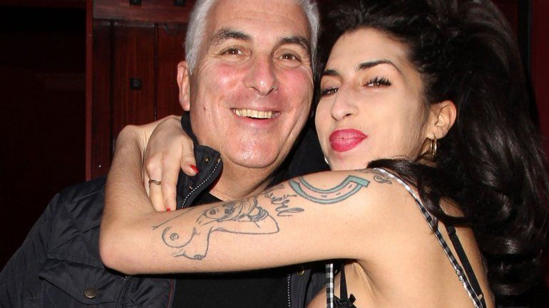 Amy Winehouse junto a su padre Mitch
