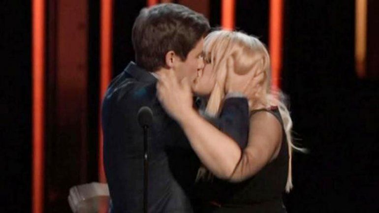 DeVine y Wilson recrearon su beso de Más notas perfectas.