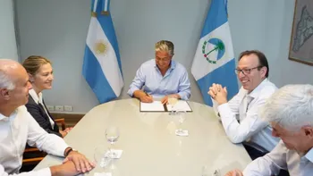 Figueroa y las autoridades de Shell sellaron el acuerdo. Figueroa y las autoridades de Shell sellaron el acuerdo.