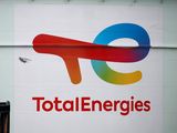 FOTO DE ARCHIVO: El logotipo de la petrolera francesa TotalEnergies en un depósito de petróleo en Mardyck, Francia, el 16 de enero de 2023. REUTERS/Benoit Tessier