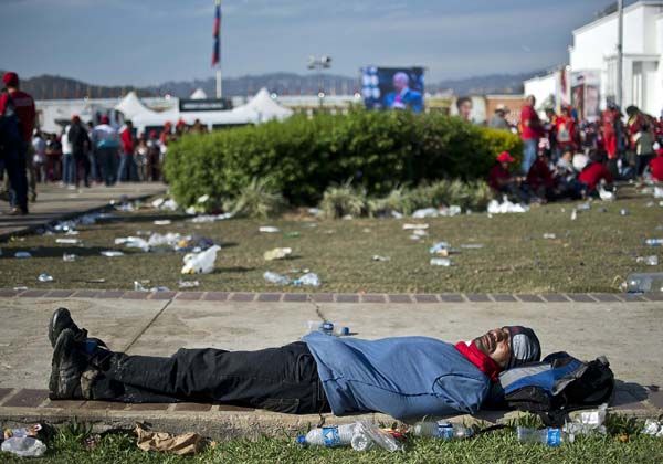 El pueblo no se ride ante al calor y la espera para despedir a Chávez