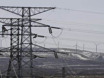 FOTO DE ARCHIVO. Imagen referencial de líneas eléctricas y turbinas eólicas en una central de almacenamiento y transmisión de energía eólica y solar de State Grid Corporation of China, en Zhangjiakou,