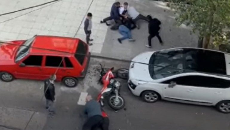 Cansados de la inseguridad, vecinos detuvieron a motochorros y los golpearon