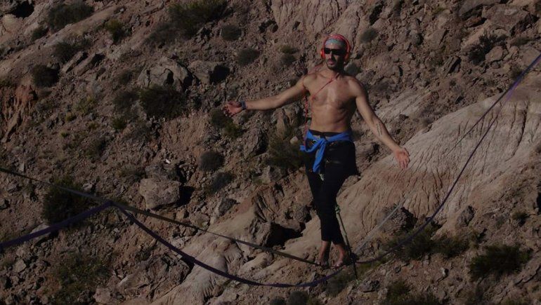 Carlos Pomponio, el guardavidas que hace equilibrio por el mundo
