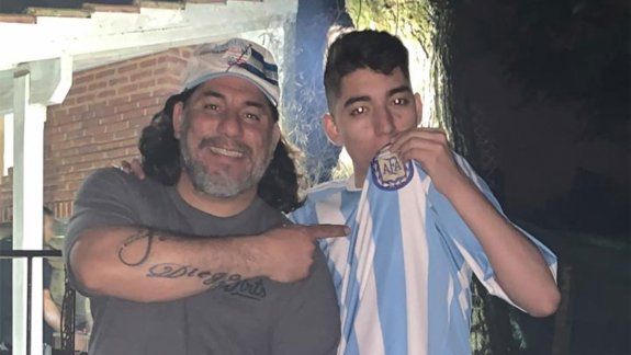 Diego Armando de Freitas Rodriguez junto a su papá Pablo, un fana de Maradona.