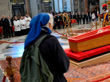Viral: quién es la monja que rompió el protocolo para despedir al Papa Francisco y que nadie se atrevió a detenerla