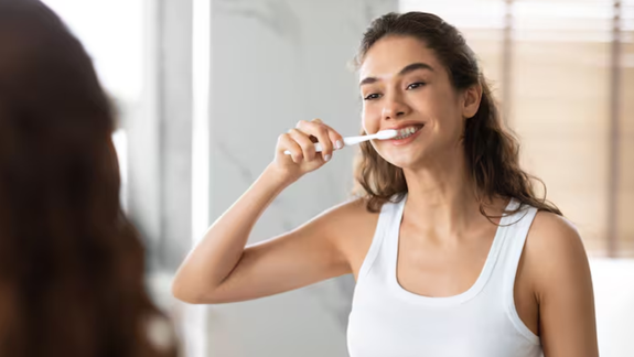 El popular hábito con aceite de coco para combatir el mal aliento