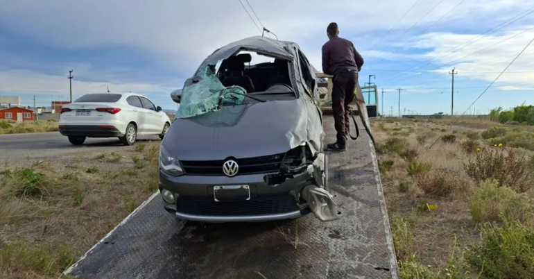 El Volkswagen Suran fue secuestrado para ser incorporado a la investigación del trágico accidente en la ruta 1, en la zona norte de Comodoro Rivadavia. El Volkswagen Suran fue secuestrado para ser incorporado a la investigación del trágico accidente en la ruta 1, en la zona norte de Comodoro Rivadavia.