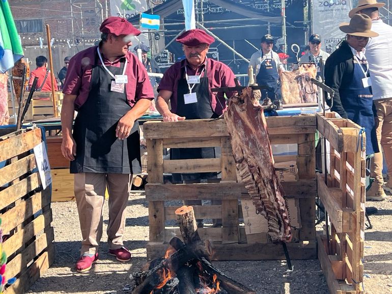 Furor en Zapala en el campeonato de asadores a la estaca