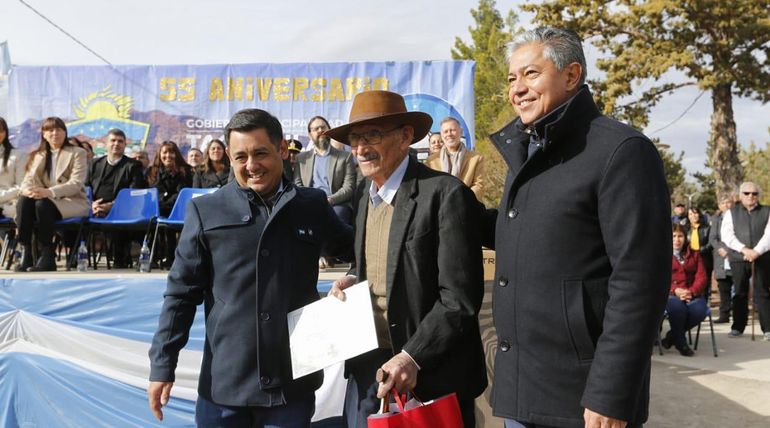 Figueroa junto al intendente de Taquimilan, Juan Carlos Montesino y vecinos de la localdiad. Figueroa junto al intendente de Taquimilan, Juan Carlos Montesino y vecinos de la localdiad.