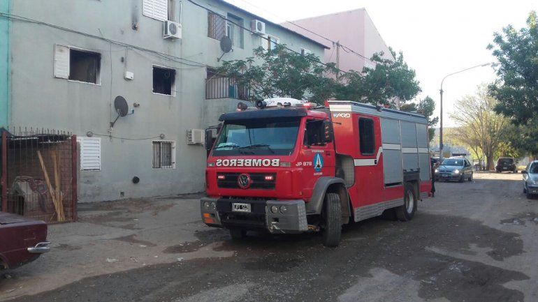 Tres intoxicados por voraz incendio en una casa del oeste