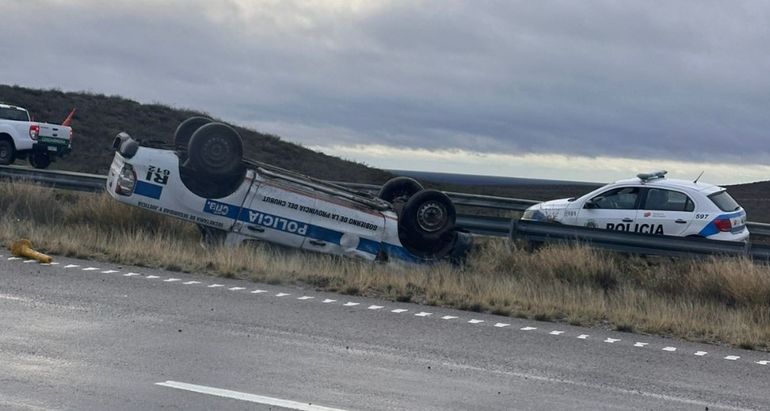 Volcó un móvil policial en Ruta 3, entre Trelew y Puerto Madryn. Volcó un móvil policial en Ruta 3, entre Trelew y Puerto Madryn.